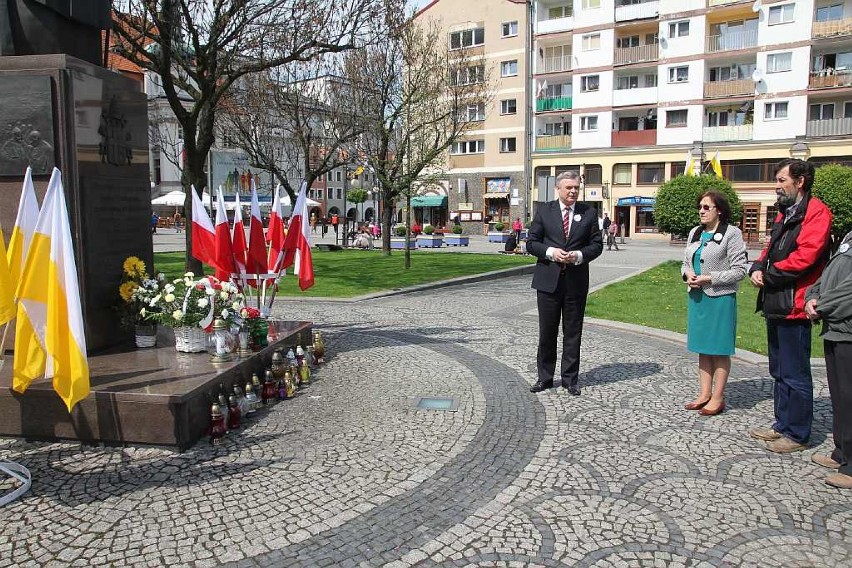 Solidarność Zagłębia Miedziowego złożyła kwiaty pod pomnikiem Jana Pawła II