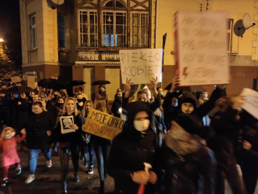 Kwidzyn. Trwa kolejny protest po orzeczeniu Trybunału Konstytucyjnego w sprawie aborcji eugenicznej. "Nie będziemy siedzieć cicho!"