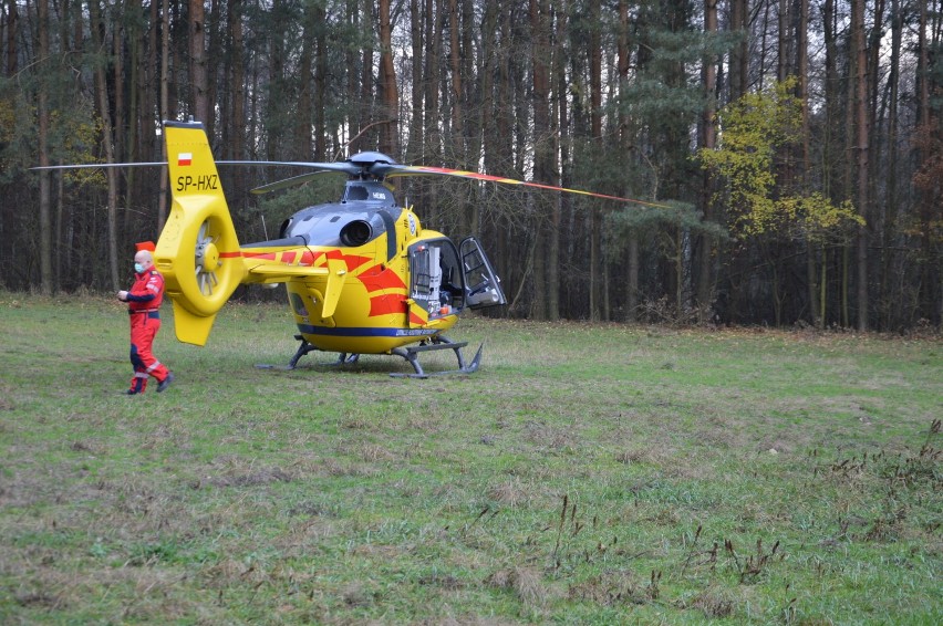 92-letnia mieszkanka Skierniewic zabrana śmigłowcem z leśnej polany ZDJĘCIA