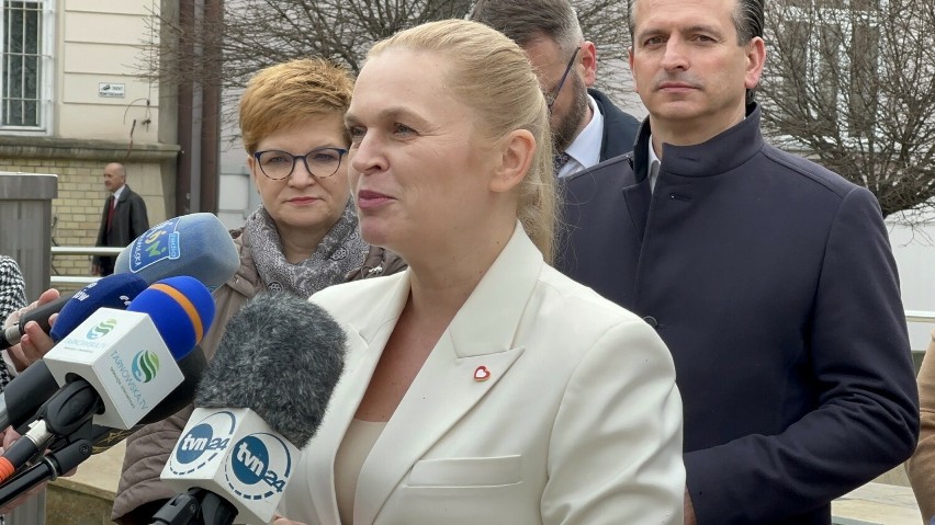 Barbara Nowacka w Tarnowie udzieliła poparcia Jakubowi Kwaśnemu i omówiła założenia reformy oświatowej. Zdjęcia 