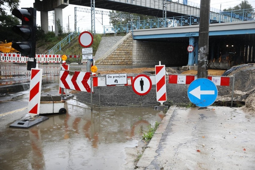 Kraków. Przedłuża się remont drogi pod wiaduktem nad ul. Prądnicką. Kierowcy mają dość utrudnień [ZDJĘCIA]
