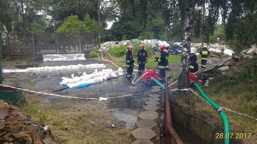 Woda wystąpiła z koryta rzeki Boruji i zalała halę magazynową. Interweniowali strażacy [ZDJĘCIA] 