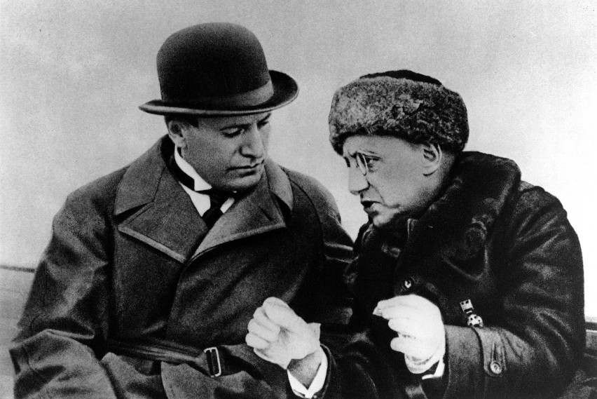 Benito Mussolini i Gabriele D'Annunzio nad Jeziorem Garda w...