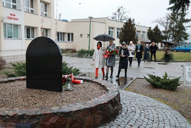 Tak przebiegało złożenie kwiatów pod tablicą przed Zespołem Szkół Budowlanych we Włocławku, 27 stycznia 2024 roku.