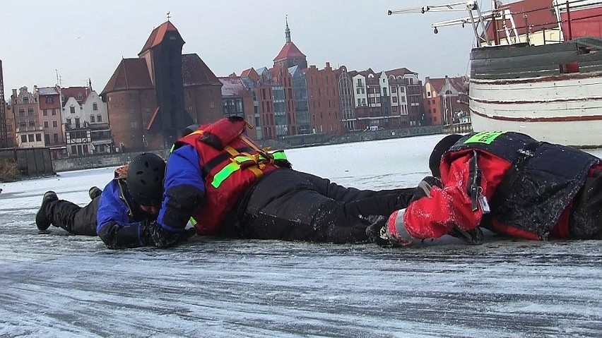 Gdańsk. Ćwiczenia z ratownictwa na lodzie w Marinie [ZDJĘCIA+WIDEO]