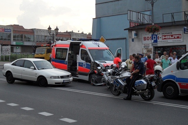 Wypadek w Częstochowie na ulicy Mirowskiej. Karetka pogotowia ratunkowego zderzyła się z audi FOTO