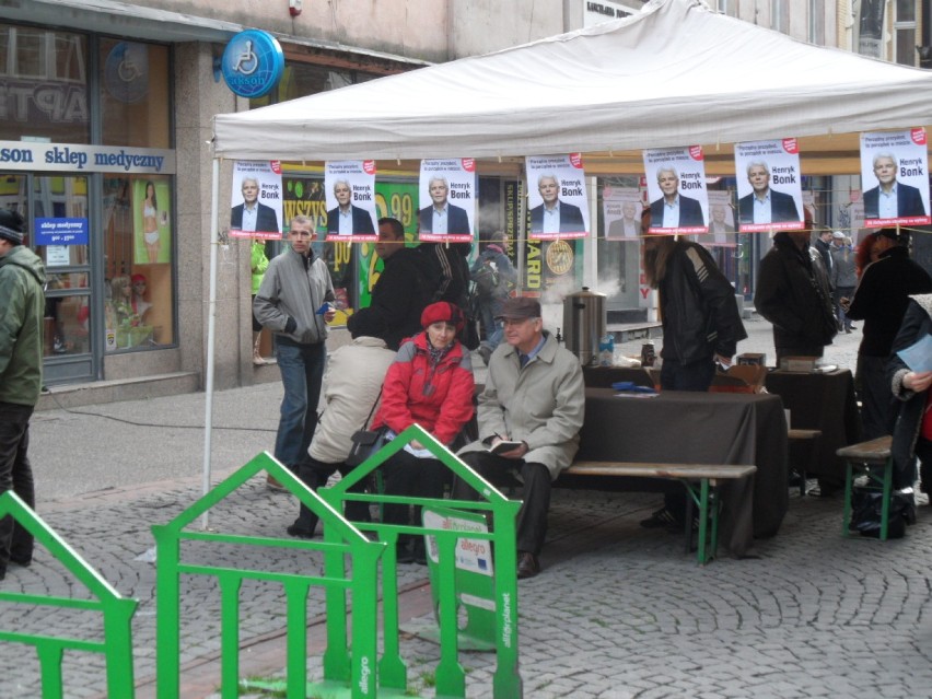 Kampania wyborcza 2014 Bytom : kwiaty, jabłka i skrobaczki do szyb