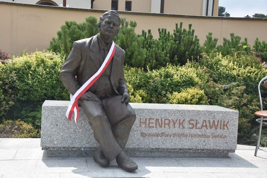 Uroczystość odsłonięcia pomnika Henryka Sławika w Szerokiej...