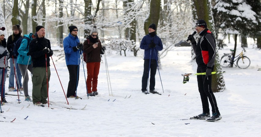 Zajęcia narciarstwa biegowego w parku na Zdrowiu
