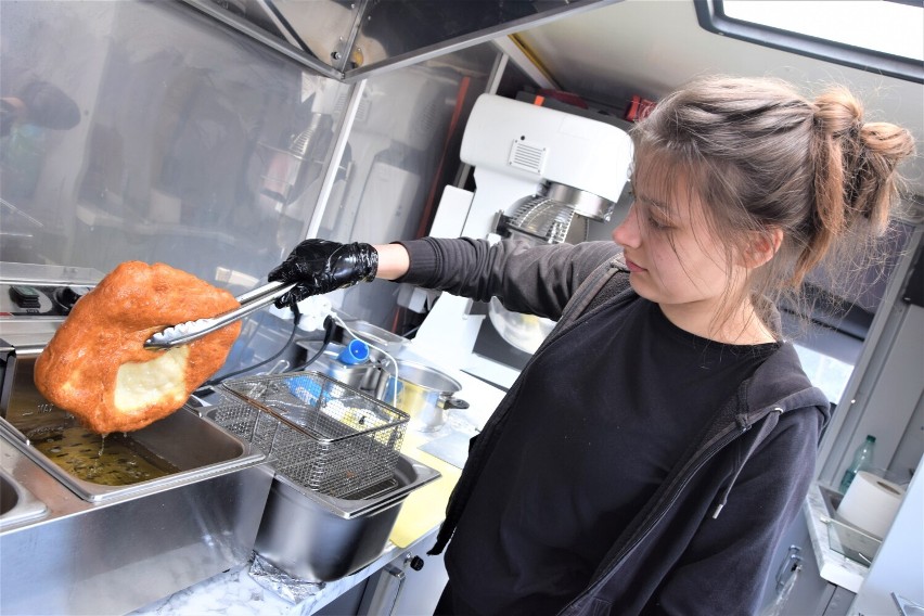 Trwa Wiosenny Zlot Food Trucków w Sieradzu. Smakowicie pod Galerią Sieradzką. Miasteczko kulinarne zaprasza do końca niedzieli ZDJĘCIA