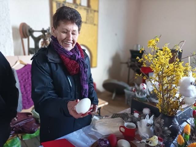 Na niedzielnym jarmarku w Łomnicy poczuliśmy, że święta wielkanocne są coraz bliżej. Zobaczcie, co można było kupić