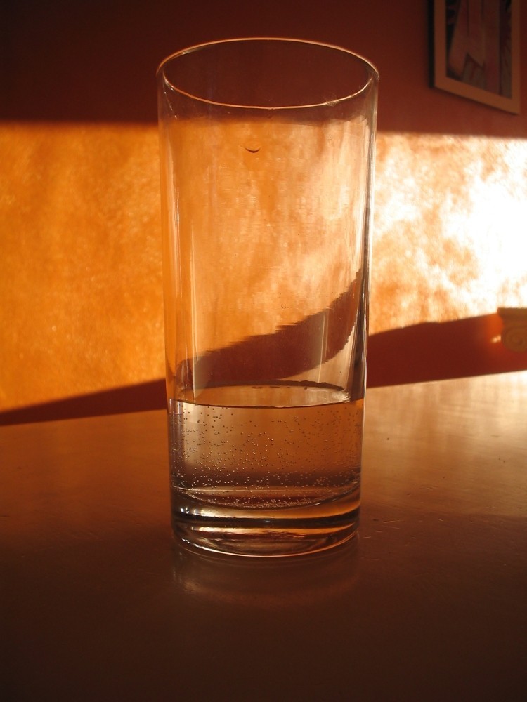 Zanim zasiądziesz do stołu wypij szklankę wody lub soku...