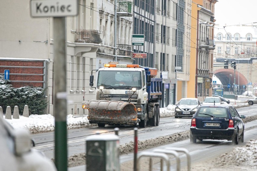 Kraków. Na ulice wysypano ponad 10 tysięcy ton soli. Przywiozło ją ponad 500 tirów [ZDJĘCIA]