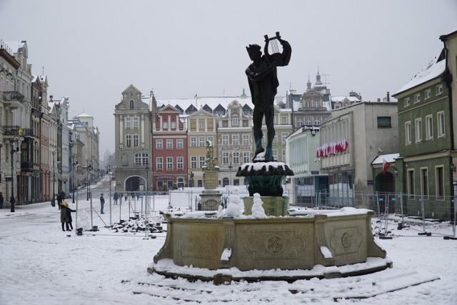 Dzień 24 grudnia to czas, w którym życie na mieście zwalnia. Ludzie przygotowują się do tradycyjnego obiadu lub kolacji, a ulice poznańskich miast stają się puste.