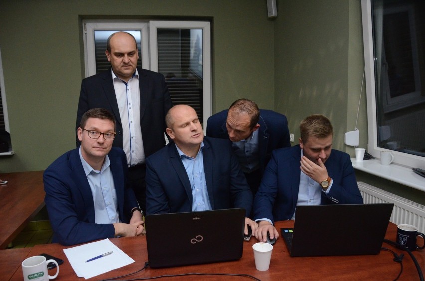 Wybory 2018 w Bełchatowie. Smutek w sztabie Dariusza Matyśkiewicza [ZDJĘCIA]