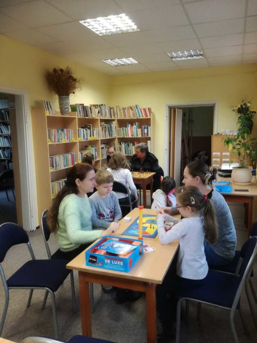 Gmina Stegna. Dzieci spędzają ferie zimowe w Gminnej Bibliotece