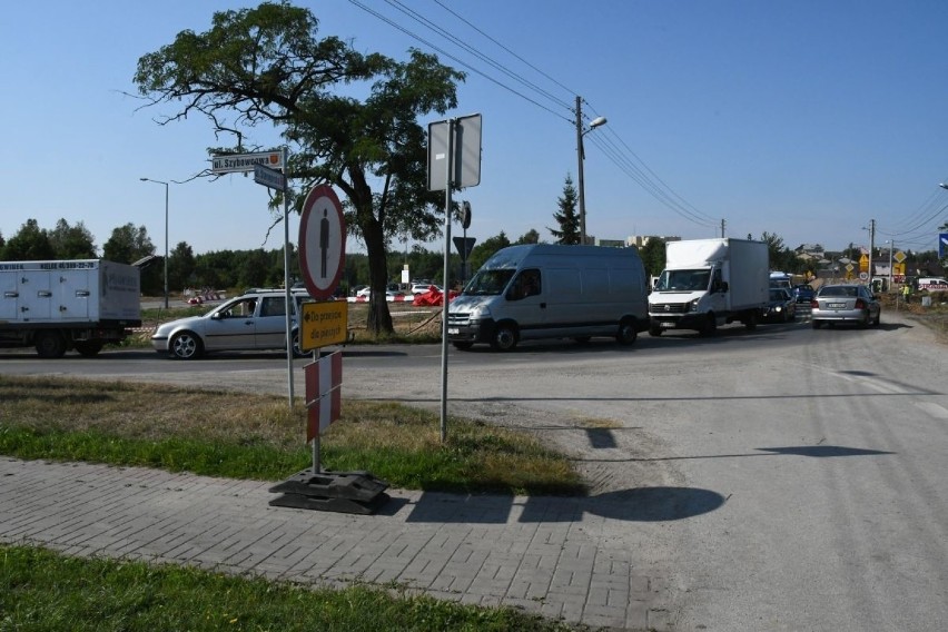 Gigantyczne korki po zmianie organizacji ruchu na skrzyżowaniu ulic Radomskiej i Szybowcowej w Kielcach. Do kiedy utrudnienia? (WIDEO)