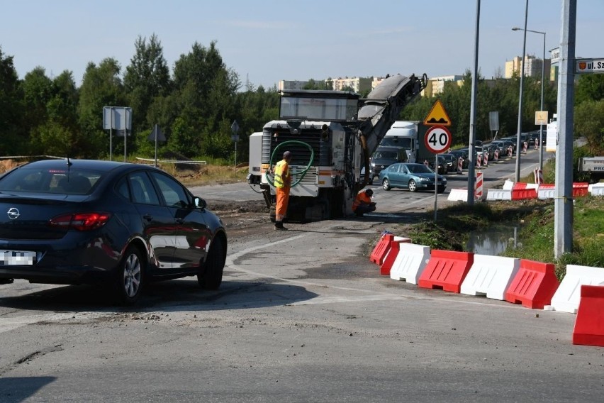 Gigantyczne korki po zmianie organizacji ruchu na skrzyżowaniu ulic Radomskiej i Szybowcowej w Kielcach. Do kiedy utrudnienia? (WIDEO)