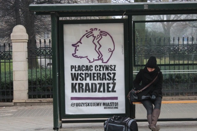 Na przystankach tramwajowych w Poznaniu zawisły plakaty ...