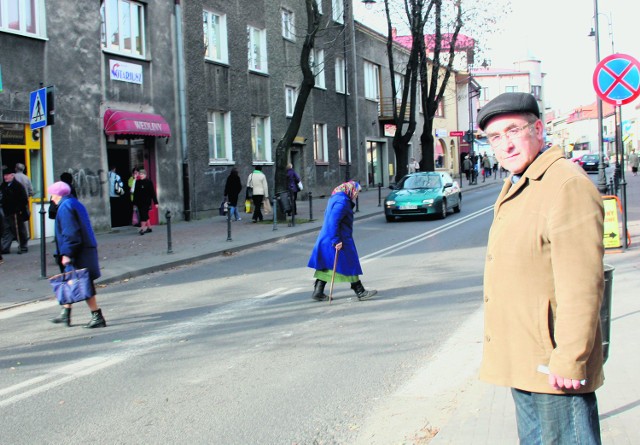 Jan Gajer omal nie potrącił przechodnia, bo pasów nie wodać