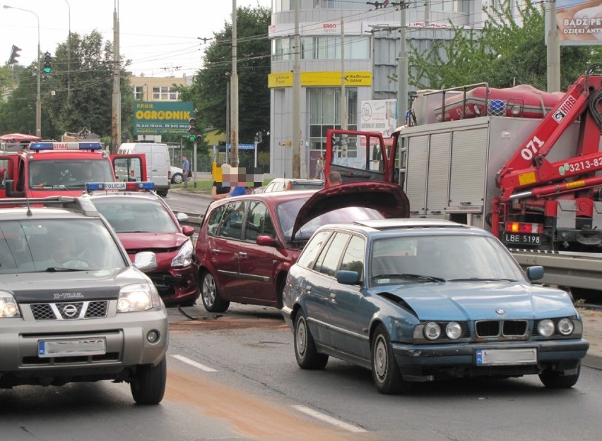 Al. Kraśnicka: Wypadek czterech aut. Trzy osoby w szpitalu