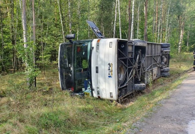 Wypadek szkolnego autokaru z Puław. 12 osób trafiło do szpitala