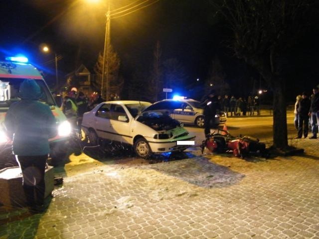 Mundurowi na miejscu wstępnie ustalili, że 33 letni kierowca fiata jadąc ul. Suwalską nie ustąpił pierwszeństwa przejazdu kierowcy hondy CBR. Na skutek zderzenia 16 letni motocyklista trafił do szpitala. Badanie alkomatem wykazało, że kierowca fiata był trzeźwy. Motocyklista nie posiadał uprawnień do kierowania pojazdami mechanicznymi. Szczegółowe okoliczności tego zdarzenia wyjaśniają suwalscy policjanci.