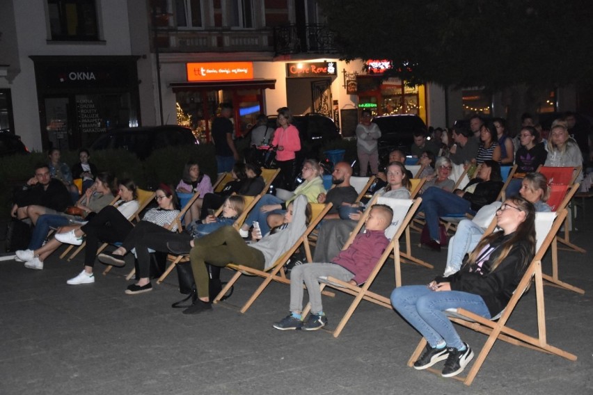 Seans kina plenerowego na Rynku w Wągrowcu. Zobacz zdjęcia