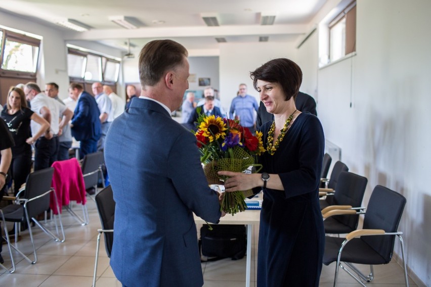 Starosta Jarosław Białk z absolutorium, skarbnik Barbara Klawikowska z kwiatami. Jest absolutorium dla Zarządu Powiatu Puckiego