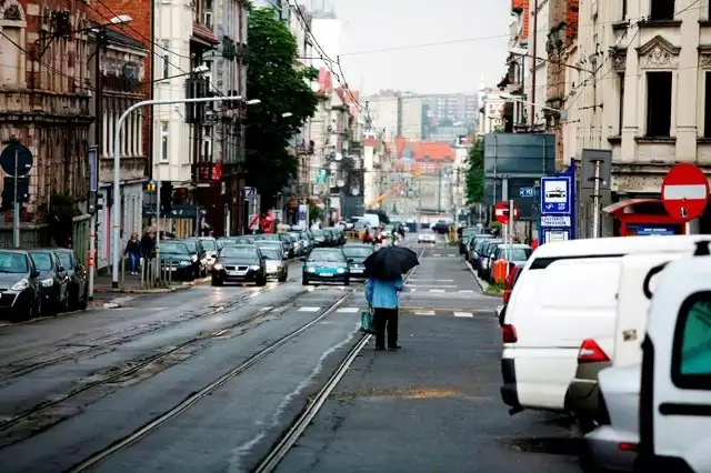 Ulica Kościuszki w Katowicach: po remoncie torowiska skończy się notoryczne blokowanie tramwajów przez parkujące tu auta