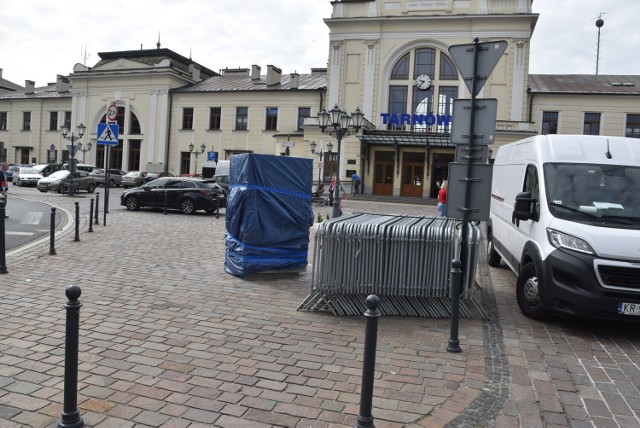 Przed dworcem w Tarnowie stoi na razie sam cokół. Rzeźba prezydenta Lecha Kaczyńskiego zostanie na nim osadzona prawdopodobnie w piątek. Na placu wokół dworca trwają intensywne prace przed sobotnią uroczystością