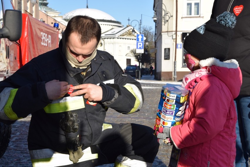 WOŚPowozy pojechały razem ze strażakami. Wszędzie witano je bardzo ciepło [ZDJĘCIA]