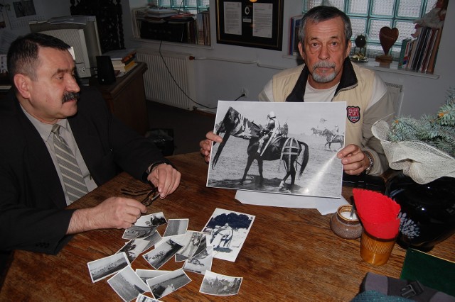 Andrzej Błażyński (z lewej) i Henryk Spychalski pokazują część zdjęć, do których już udało im się dotrzeć