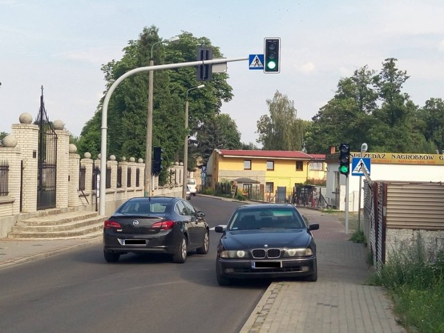Sygnalizacja świetlna przy ulicy Wołuszewskiej obok cmentarza parafialnego już działa. Przez ulicę można przejść bezpiecznie