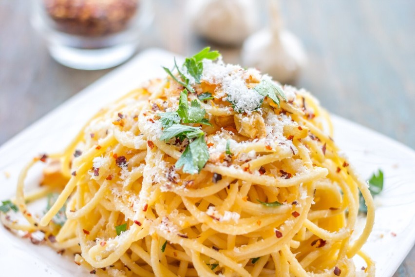 Prosty makaron aglio e olio to danie, które można zrobić z...