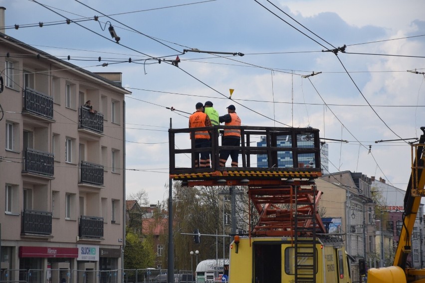 Gorzów. Nad ul. Chrobrego montują trakcję tramwajową