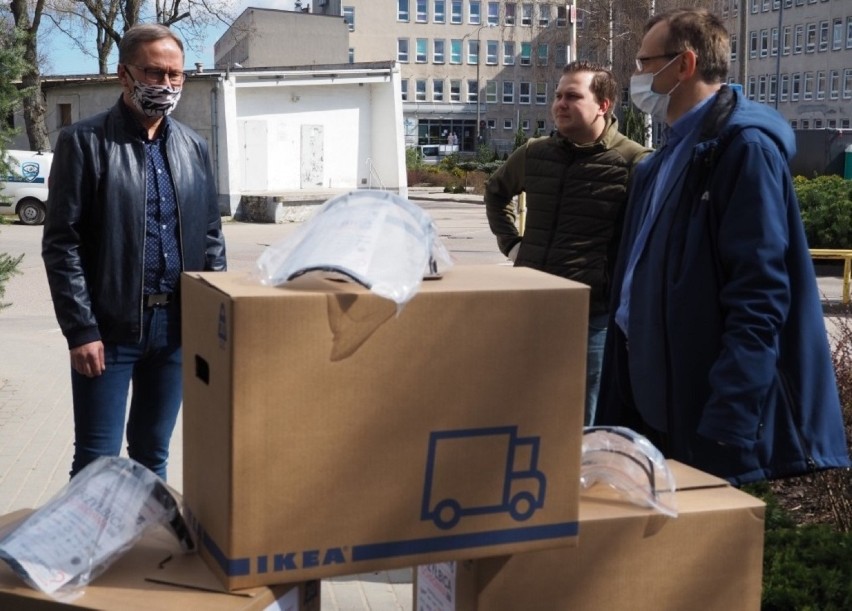 Prezydent Starogardu wspólnie z lokalnymi przedsiębiorcami przekazali przyłbice dla szpitala