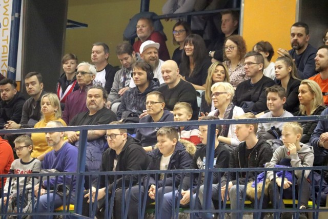 Nie udało się koszykarzom Hydrotrucku Radom pokonać Astorii Bydgoszcz. Mimo, że ostatnio radomska drużyna nie rozpieszcza wynikami, to w hali MOSiR stawił się komplet publiczności. 

BYŁEŚ NA MECZU? ZNAJDŹ SIĘ NA KOLEJNYCH ZDJĘCIACH --->> 