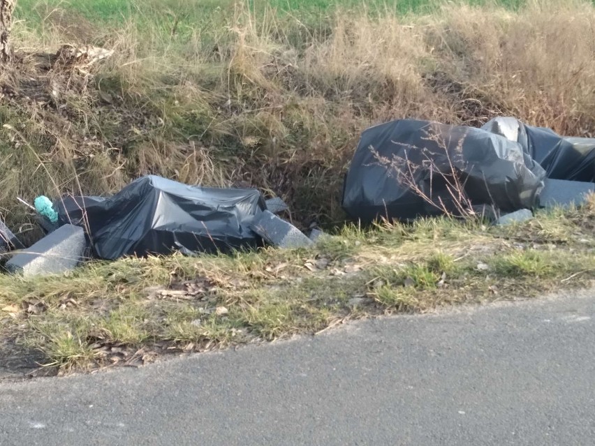 Strzyżewo Smykowe. Poremontowe śmieci w rowie. To kolejne takie zdarzenie w tej miejscowości