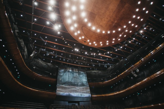 Organy wybudowane w NOSPR w Katowicach to monumentalny instrument mierzący 13 metrów wysokości, 9 metrów szerokości i 6 metrów głębokości, który tworzy ponad milion części.