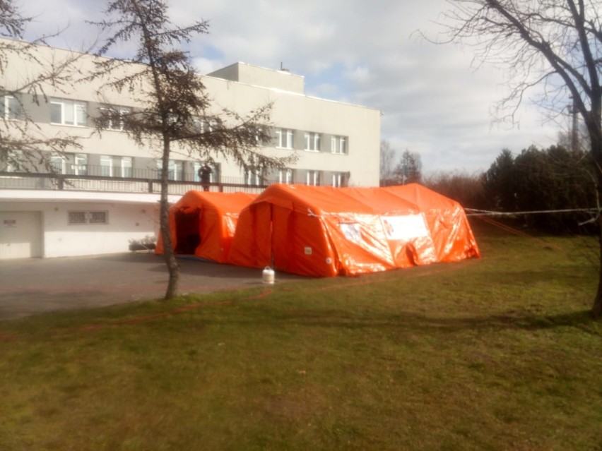 Koronowirus. Strażacy z Pruszcza stawiali namioty przed szpitalem w Gdańsku. Będzie się w nich odbywał triaż pacjentów |ZDJĘCIA