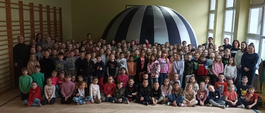 Szkoła Podstawowa nr 1 z Bolszewa świętuje Rok Kopernika. Kino sferyczne, wycieczka do Torunia i wiele innych atrakcji | ZDJĘCIA
