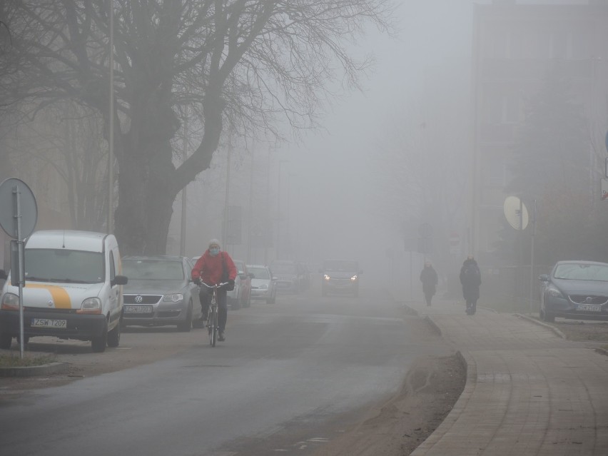 W Świnoujściu gęsta mgła. Zobaczcie, jak tajemniczo wyglądają dziś ulice