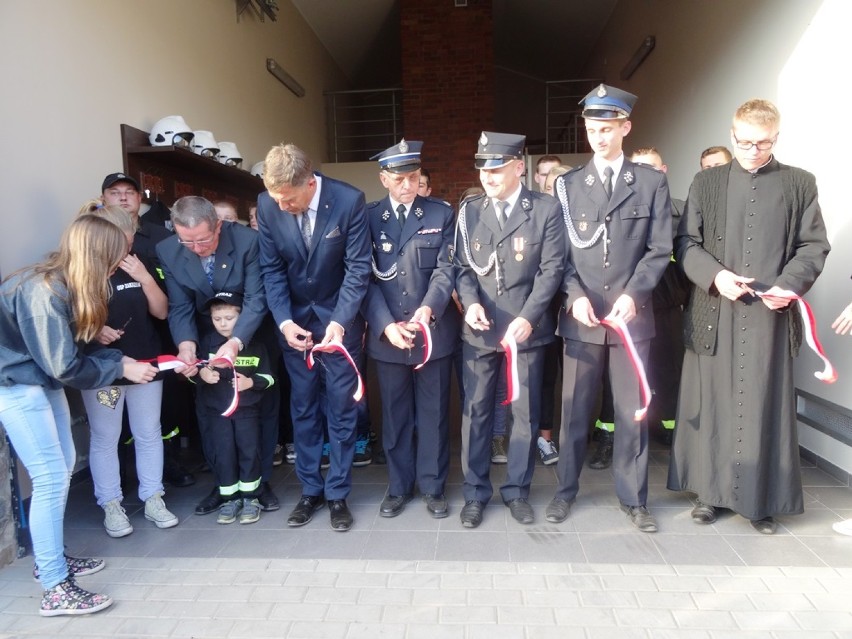 OSP w Zakrzewie: Strażacy z Zakrzewa mają nową remizę...