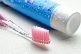 Te mity na temat pasty mogą szkodzić twoim zębom. Poznaj fakty, o których nie zawsze powie stomatolog