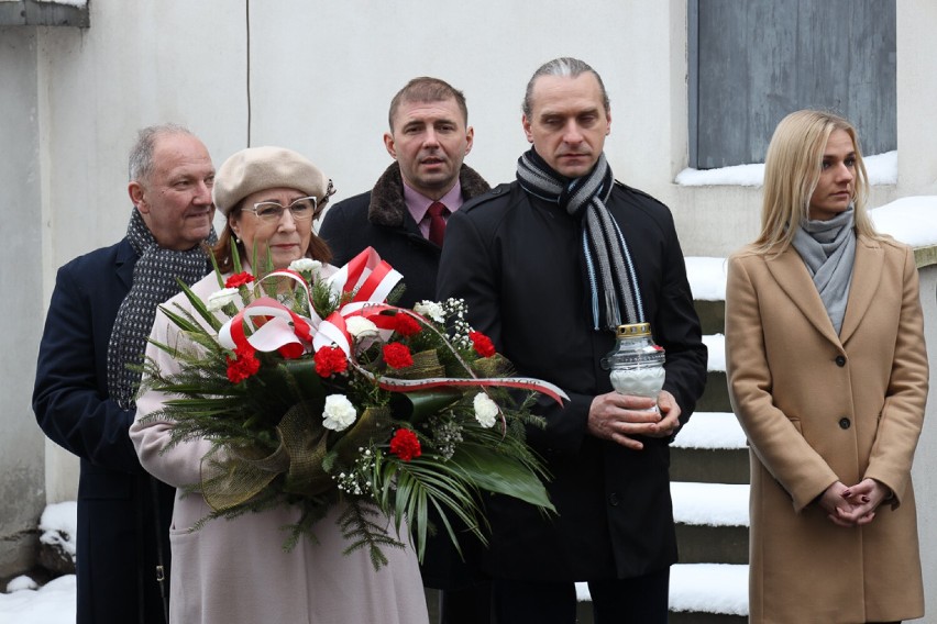 160 rocznica wybuchu powstania styczniowego w Radomsku. Wiązanki i wykład. ZDJĘCIA