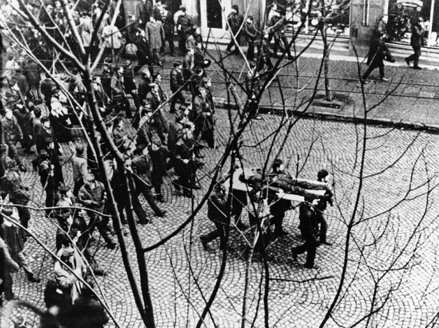17 grudnia 1970. Robotnicy niosą na drzwiach ciało Zbyszka Godlewskiego