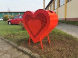 Wąsosz. W mieście postawiono wielkie serce na plastikowe nakrętki. To prezent od wrocławskiej firmy Weran [ZDJĘCIA]