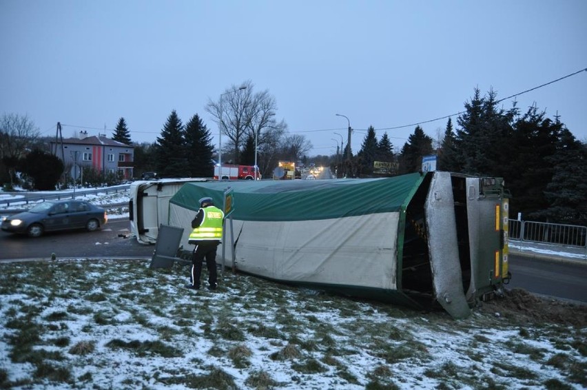 Obwodnica Kraśnika: Ciężarówka przewożąca szkło wywróciła się na drodze [ZDJĘCIA]