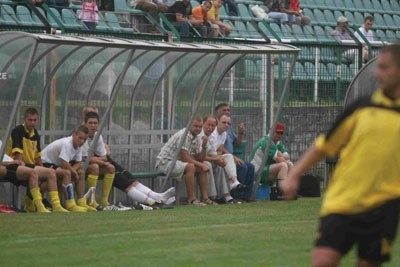 Trener Teodor Wawoczny (czwarty od prawej na ławce) zawsze pilnie śledzi grę swoich podopiecznych